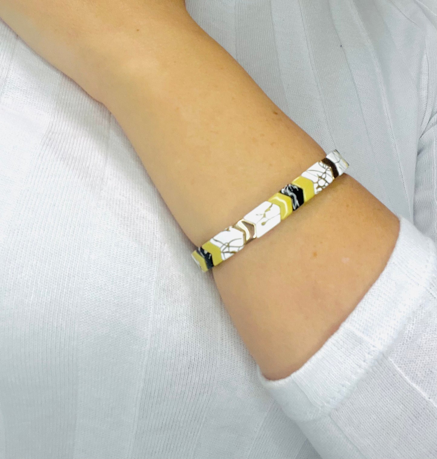Arrow_Splash_Bracelet_Chest_White