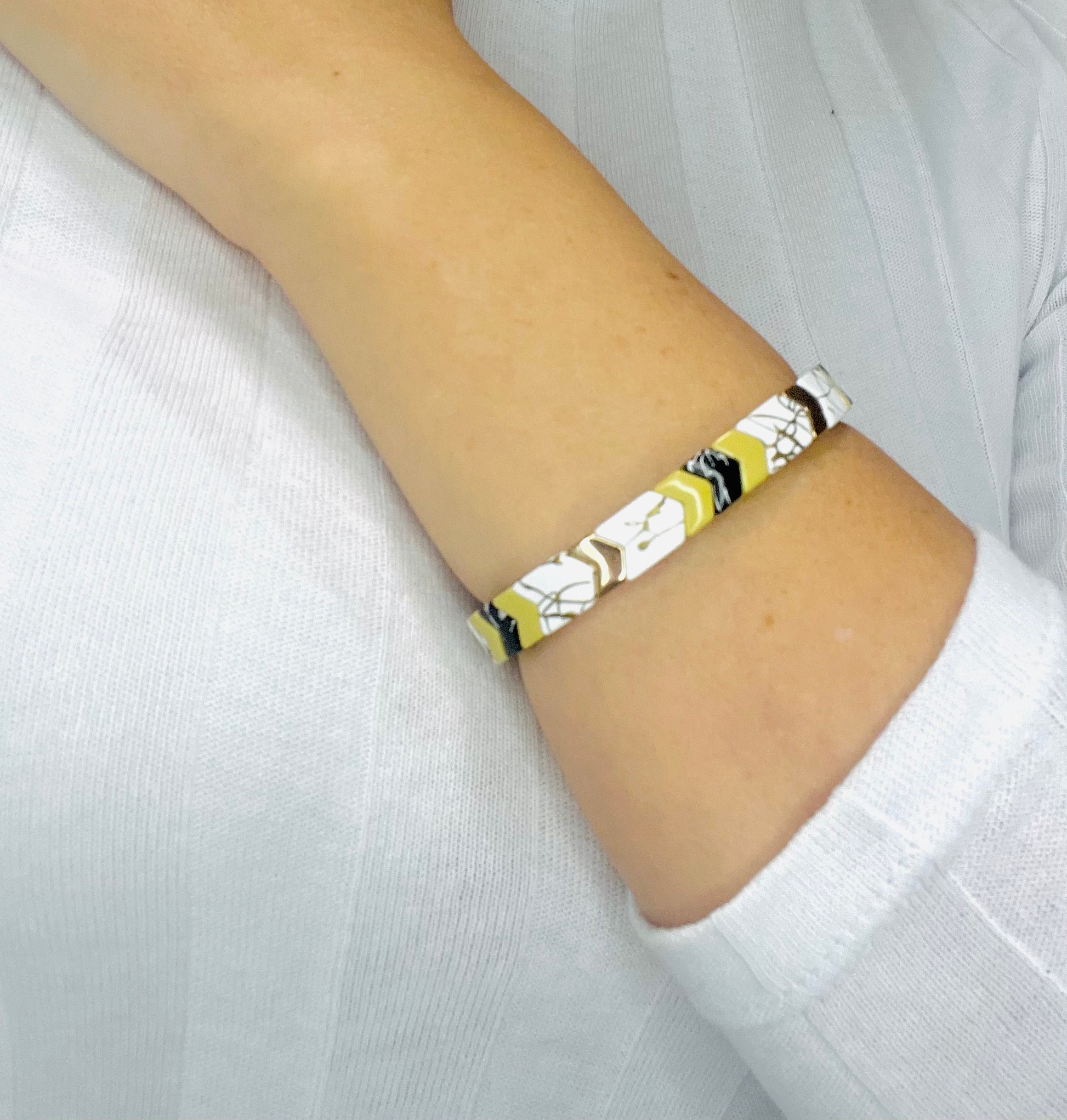 Arrow_Splash_Bracelet_Chest_White